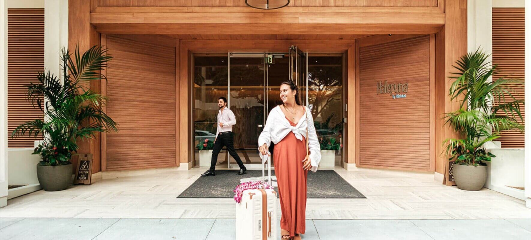 Halepuna Entryway with a traveler